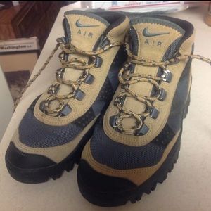 NIKE AIR WOMENS ACG HIKING OUTDOOR SHOES 7.5